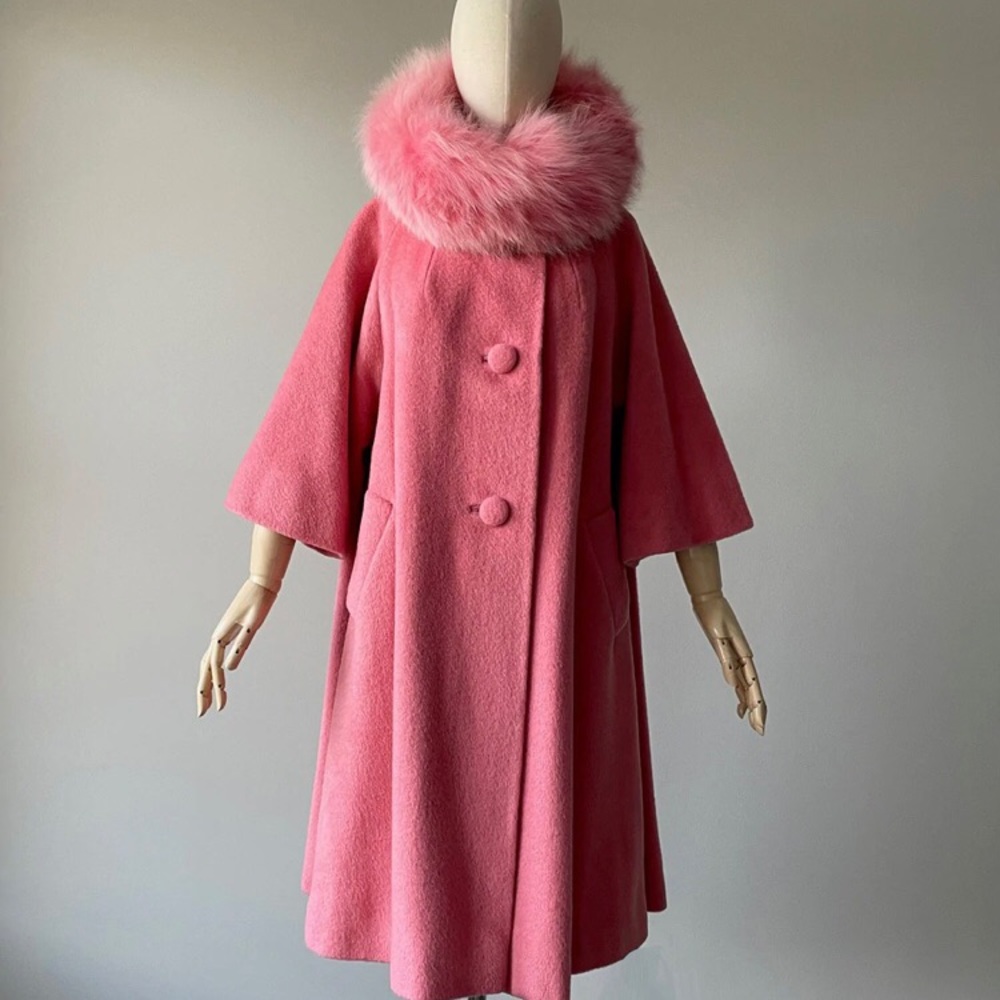 I am on a lookout for Lilli Ann vintage coat “DO NOT BUY”